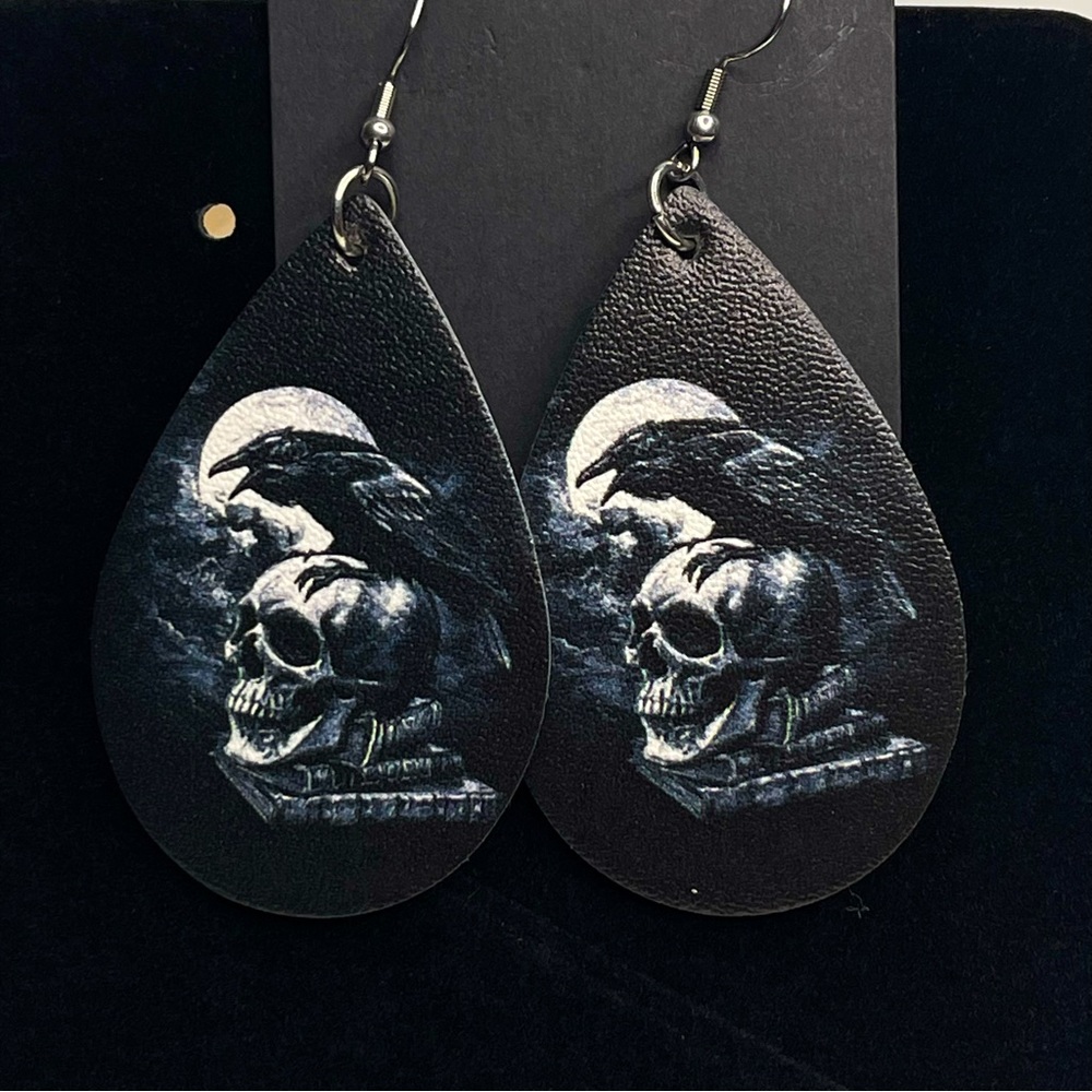 ☠️NWOT Halloween crow on a skull hook earrings☠️